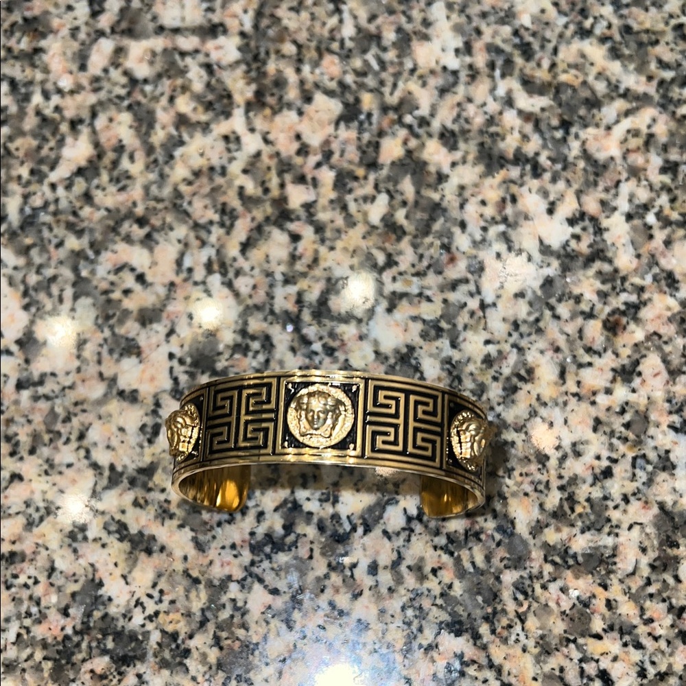 New Fashion Luxury Medusa Bracelet Black Enamel. Gold/Black Cuff Bracelet.